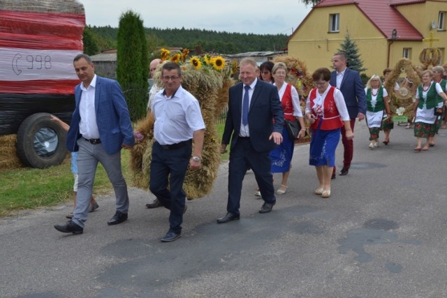 W sobotę odbyły się dożynki gminno – parafialne gminy Lipno w Brzeźnie. Tam po dziękczynnej mszy świętej bawiono się przy świetlicy wiejskiej. Cała wieś wystroiła się na ten dzień. Z każdej strony witały przyjezdnych humorystyczne scenki rodzajowe. Na scenie zaprezentowali się lokalni artyści. Były wyróżnienia dla rolników. I tak rolnikiem roku w kategorii produkcja zwierzęca został Piotr Rykowski z Białowieżyna, a w kategorii produkcja roślinna – Stanisław Gączewski z Wichowa. Najładniejszym wieńcem okazał się ten z Głodowa przed wieńcami z Popowa i Brzeźna. Zabawa taneczna potrwała do północy.



Flesz - wypadki drogowe. Jak udzielić pierwszej pomocy?

