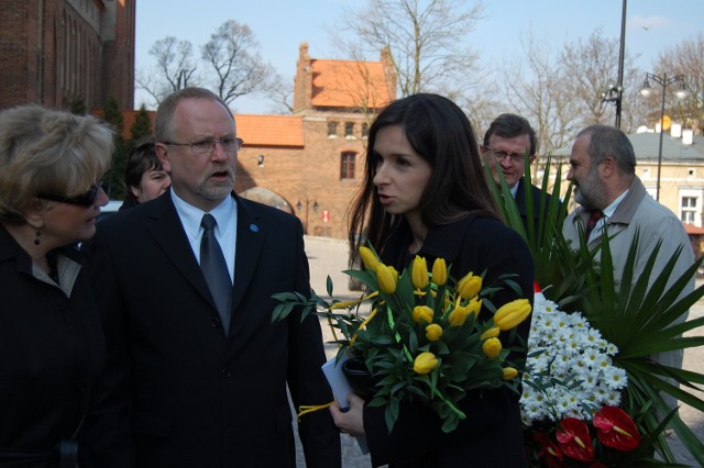 Tablicę odsłoniła córka zmarłej pary prezydenckiej, Marta Kaczyńska