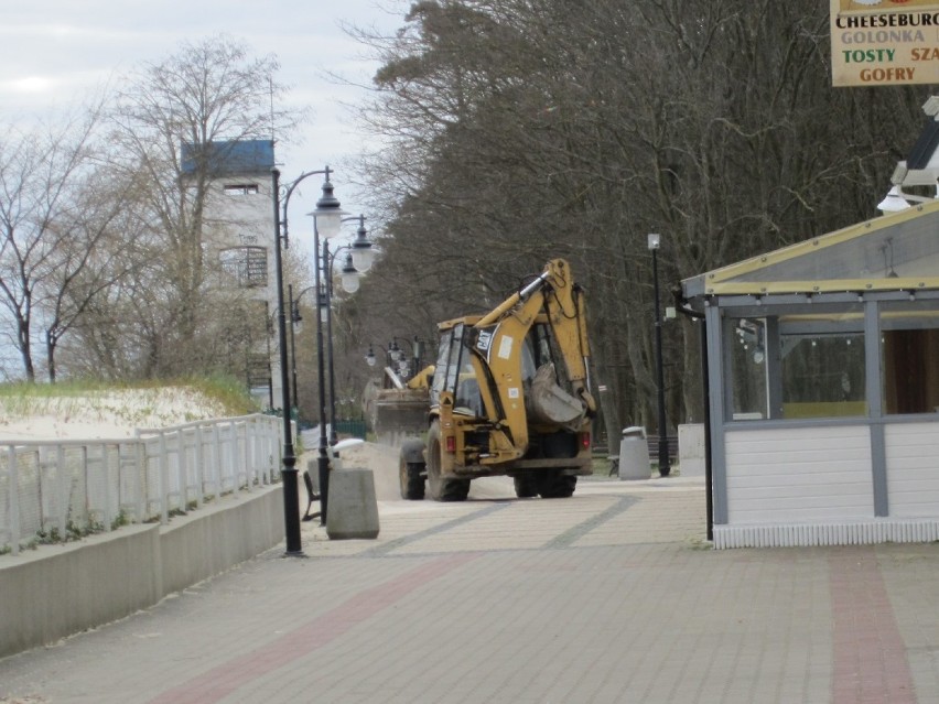 Posztormowe prace porządkowe na promenadzie w Ustce