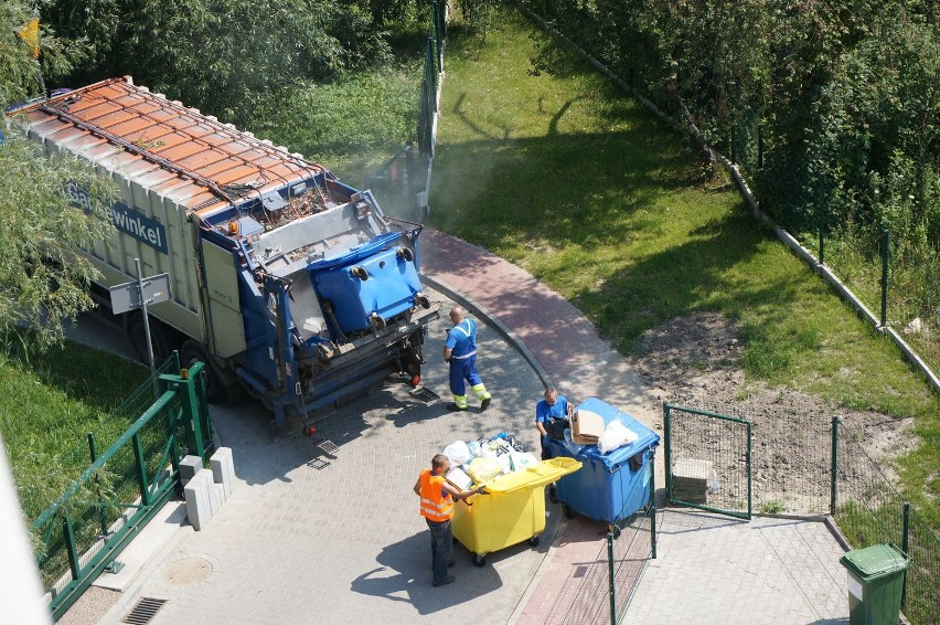 W śmieciarce lądują odpady zmieszane z niebieskiego kubła