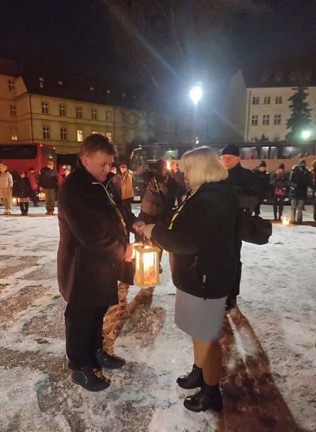Betlejemskie Światełko Pokoju dotarło do Wałbrzycha. To jedna z najpiękniejszych tradycji bożonarodzeniowych