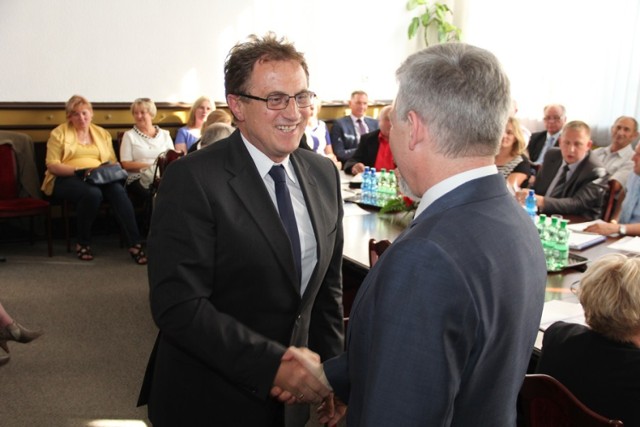 Burmistrz Jan Dżugaj (z lewej) odbiera gratulacje od przewodniczącego rady miejskiej Andrzeja Obiegły