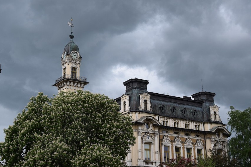 Nowy Sącz. Rozpoczyna się remont sądeckiego ratusza. Kolor elewacji będzie inny niż dotychczas [ZDJĘCIA]