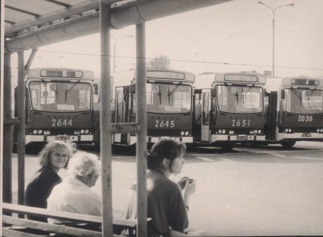 Autobusy czerwone pod Super Samem w Olkuszu. Zdjęcie ze zbiorów Piotra Nogiecia