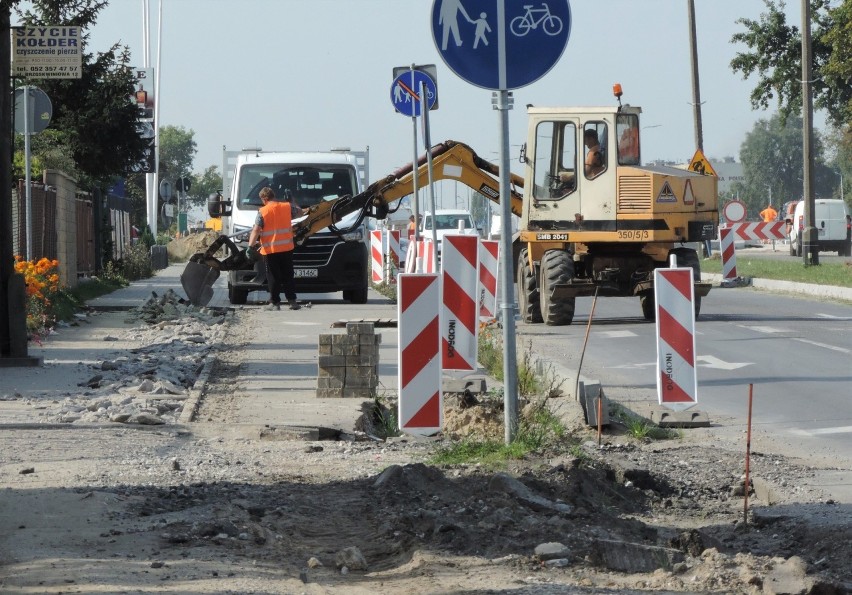 Inowrocław. Radny Wroński pyta: - Jak można w jednym roku wydawać pieniądze na ułożenie nowego chodnika, a rok później go rozbierać