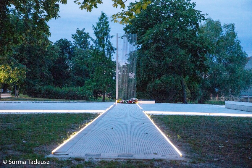 Pomnik patriotyczny jest u zbiegu ulic Skłodowskiej-Curie i...