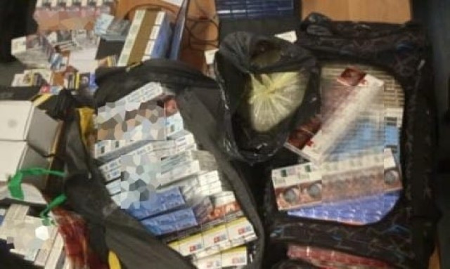 Nielegalne papierosy i tytoń policjanci znaleźli u 44-latka, który handlował na jednym z targowisk w Radomiu.