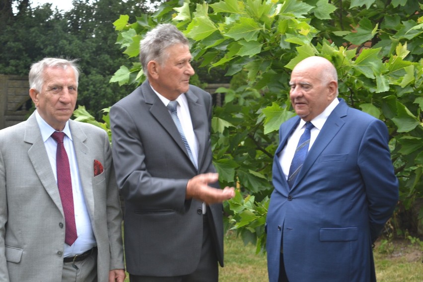 Jubileuszowe drzewko posadzili wspólnie z prezesem Polskiego Związku Działkowców [ZDJĘCIA]