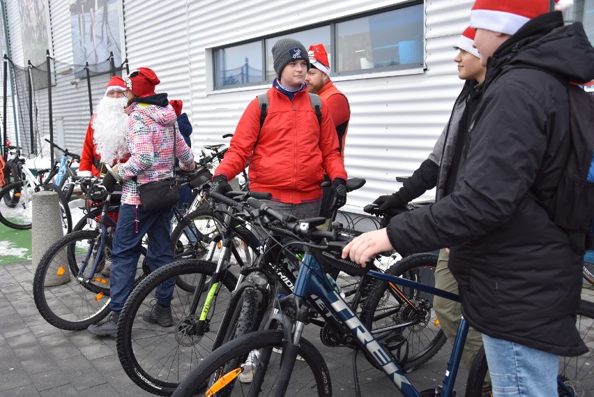 W mikołajkowej akcji na rowerach wzięło udział kilkadziesiąt...