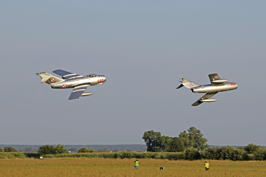Dwa samoloty MIG-15 na lotnisku w Piotrkowie