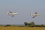 Dwa historyczne myśliwce MIG-15 przyleciały na lotnisko w Piotrkowie ZDJĘCIA
