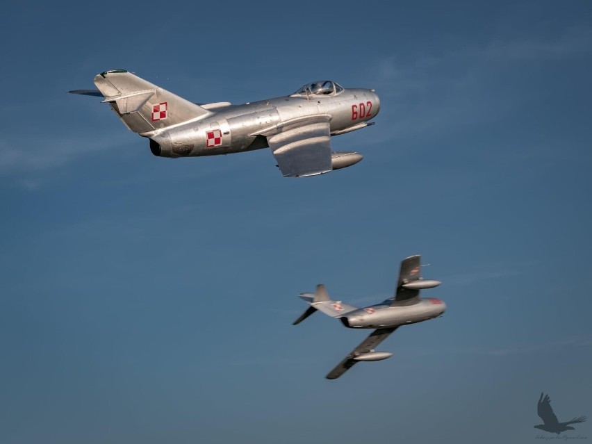 Dwa samoloty MIG-15 na lotnisku w Piotrkowie