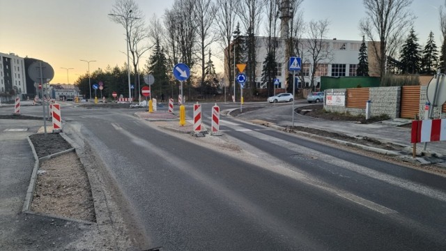 Na fragmencie modernizowanych ulic Polskiej i Zbożowej w Kielcach prace wyglądają na zakończone, leży asfalt, stoją znaki drogowe, ale ruch nie został przywrócony.