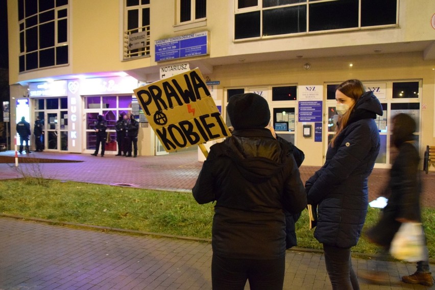 Garstka uczestników protestu przed siedzibą Prawa i Sprawiedliwości w Kielcach (WIDEO, zdjęcia) 