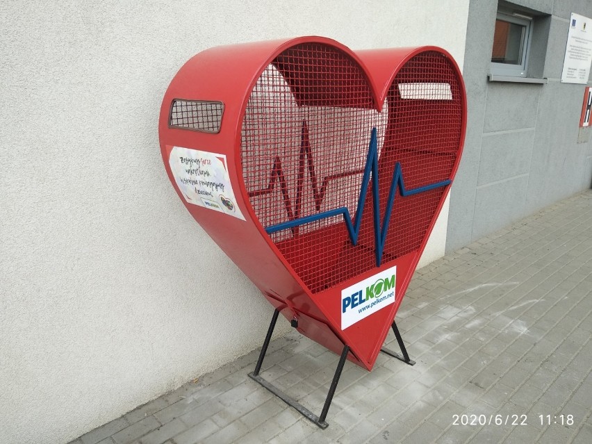Czerwony pojemnik w kształcie serca na nakrętki jest w Pelplinie, stanął też w Gniewie - Tczew wciąż czeka