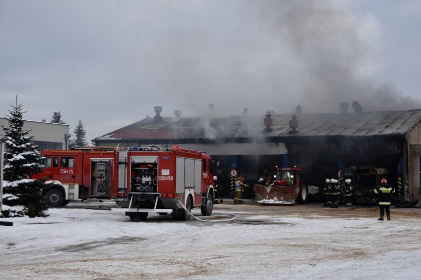 Pożar w hali garażowej MZK Wejherowo. Na miejscu działało 14 zastępów straży pożarnej| ZDJĘCIA