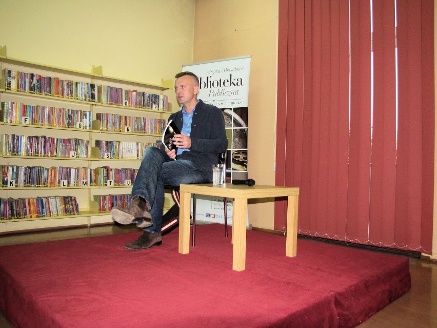 Wojciech Tochman w bibliotece w Raciborzu