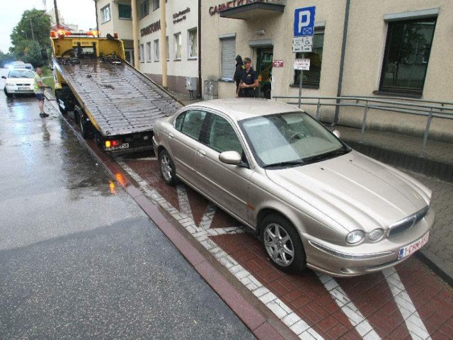 Po dwóch godzinach od naszej rozmowy z komendantem przed apteką pojawiła się laweta i trwały przygotowania do zabrania samochodu.