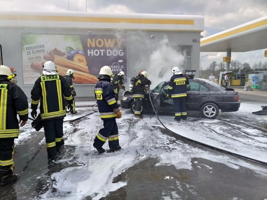 Pożar samochodu na stacji paliw w Pakosławicach. Kierowca...