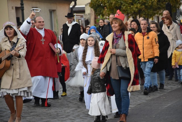 Korowód Świętych przeszedł ulicami miasta. Dzieci wcieliły się w postaci świętych patronów oraz aniołów