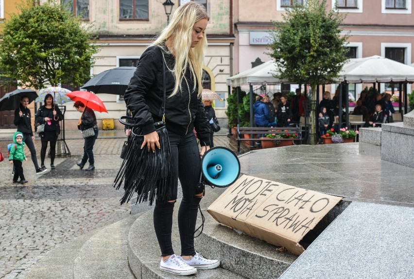 "Czarny protest" w Grudziądzu. Kobiety tłumnie stawiły się na Rynku [zdjęcia, wideo]