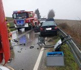 Wypadek w pow. olkuskim. W Chełmie zderzyły się dwa samochody osobowe. Strażacy rozcinali jeden z samochodów, by wyciągnąć rannego