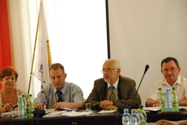 Burmistrz Kazimierz Putyra (drugi z prawej) otrzymał absolutorium