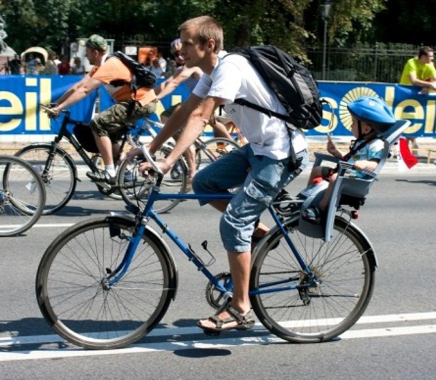 Niefunkcjonalny stojak na rowery przy Lidlu na skrzyżowaniu ul. Pileckiego i Indiry Gandhi