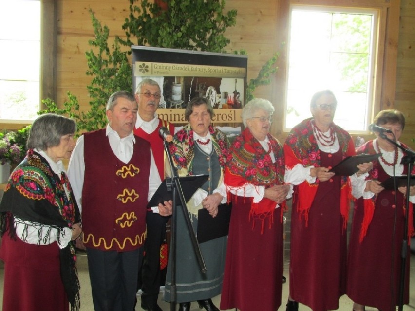 Koncert Majowej Pieśni Religijnej w Przerośli. Modlili się i śpiewali przy krzyżu [FOTO]