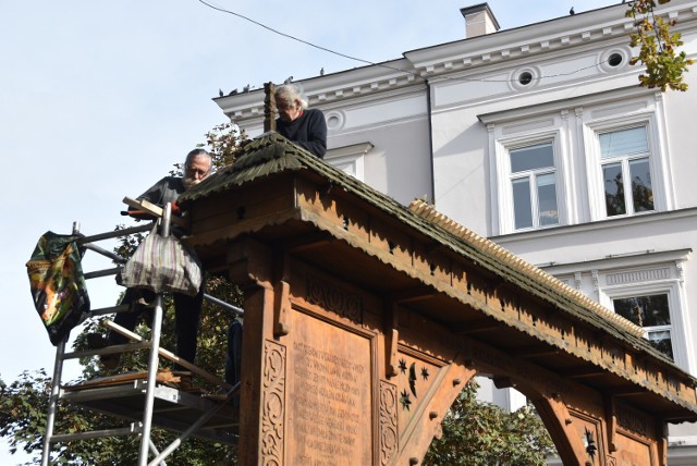 Brama Seklerska stoi w Tarnowie już od 20. lat. Drewniane zadaszenie wymagało już pilnej wymiany