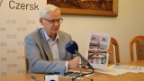 Burmistrz Czerska apeluje do „wszystkich świętych” o remont elewacji budynku przy ulicy Dworcowej