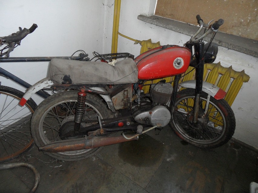 Tarnowskie Góry: W biurze rzeczy znalezionych są stare telefony, rowery, pralka, motocykle i auto