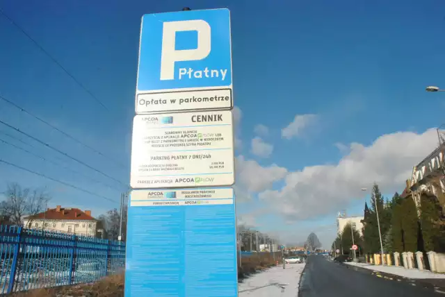 LESZNO. Parking przy ul. Tama Kolejowa nie będzie darmowy, mniej miejsc postojowych na pl. Metziga, ale miasto ma pomysł na parking