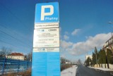 LESZNO. Parking przy ul. Tama Kolejowa nie będzie darmowy, mniej miejsc postojowych na pl. Metziga. Miasto ma pomysł na nowy parking [FOTO] 