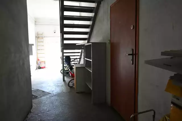 W bloku socjalnym przy ulicy Skrzetlewskiej mieszka kobieta, która  trzyma w mieszkaniu stado kotów. Sąsiedzi skarżą się na nieprzyjemny odór na klatce schodowej, ale pracownicy socjalne nie potwierdzili nieprzyjemnego zapachu. 