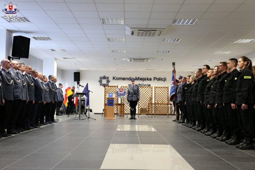 40 policjantów z lubelskiego garnizonu złożyło ślubowanie. Były też odznaczenia i medale [ZDJĘCIA]