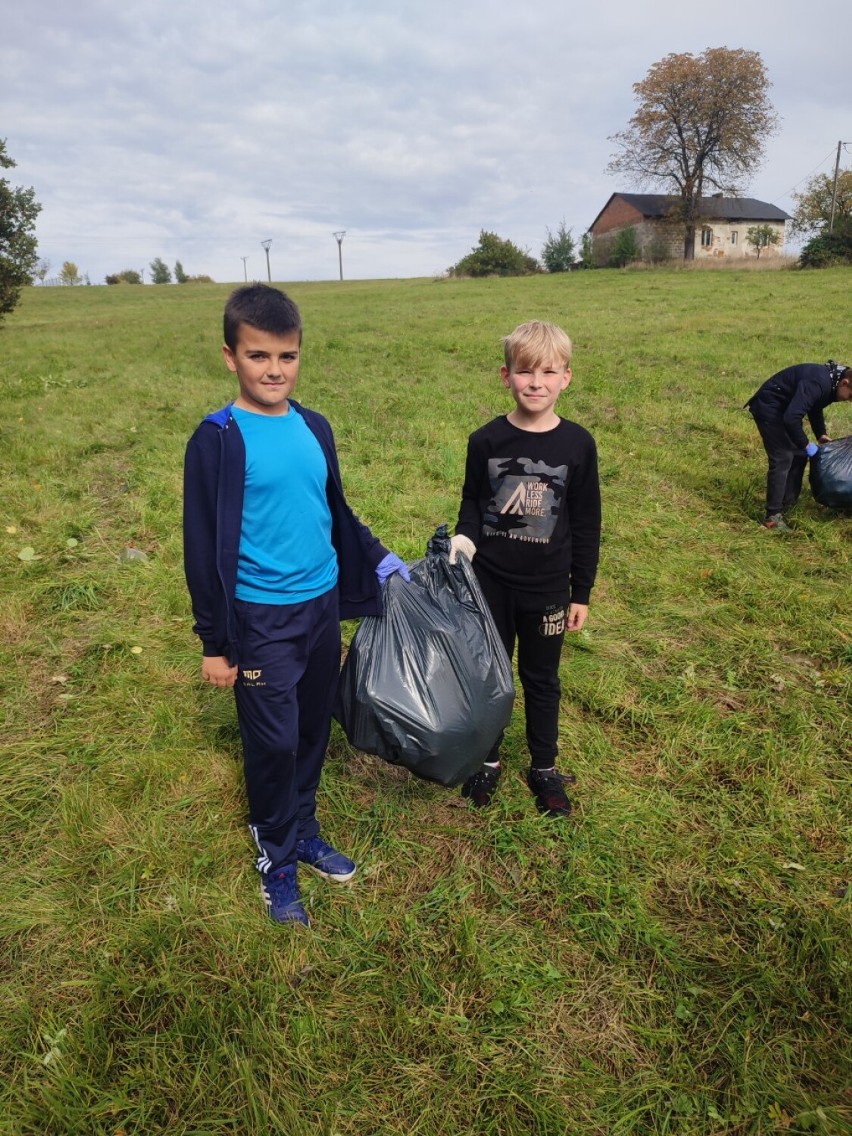 Uczniowie ze Szkoły Podstawowej w Stróżówce zebrali osiemnaście worków śmieci. To wynik akcji Sprzątamy dla Polski