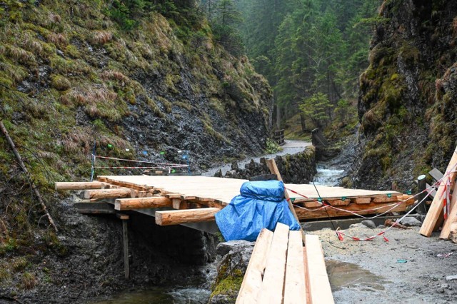 Na szlaku w Dolinie Białego powstaje nowy mostek. Niebawem dolina znów zostanie otwarta dla turystów
