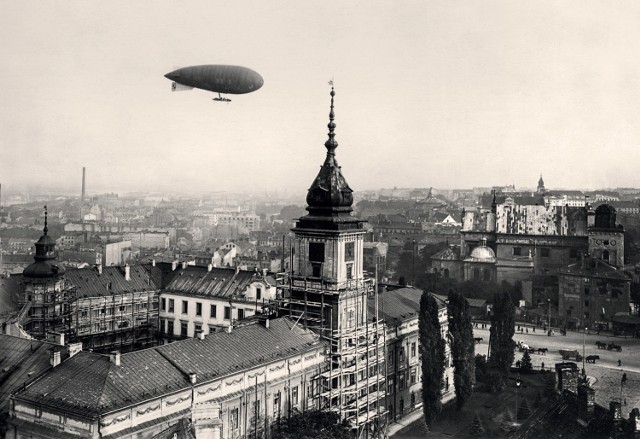 Dwudziestolecie międzywojenne to czas początków lotnictwa pasażerskiego. Poza samolotami popularne były sterowce. Jednak od katastrofy Hindenburga z 1937 roku, gdy sterowiec spłoną podczas lądowania, zrezygnowano z tego środka transportu. Na zdjęciu sterowiec wojskowy Lech. Rok 1920. 

Zobacz też: Gwara Warszawska. Ruszamy „makówką” i wyjaśniamy dlaczego „nachalny chamuś” dostał „bęcki”