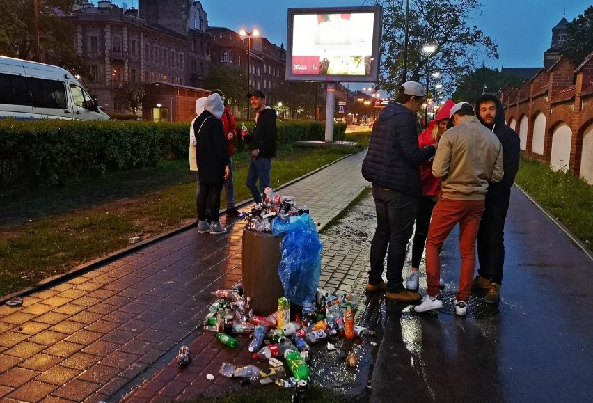 Kraków. Policja i tłum ludzi przed Uniwersytetem Ekonomicznym [ZDJĘCIA