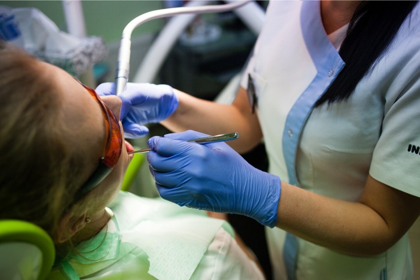 Usunięcie zęba u stomatologów w Kujawsko-Pomorskiem to koszt...