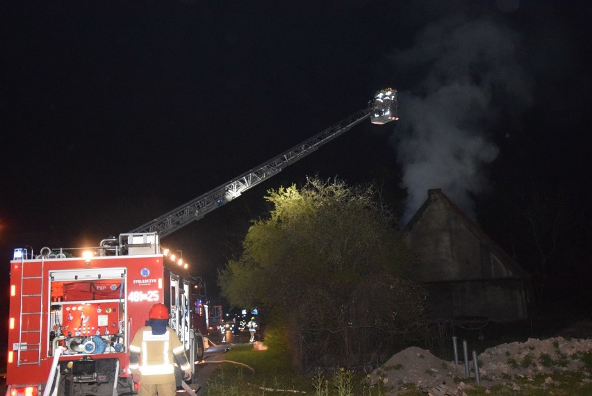 Pożar w Tralewie 25.04.2020 [ZDJĘCIA, FILM]. Spłonął domek jednorodzinny, mieszkanki uciekły przed ogniem