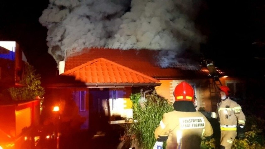 Pożar domu na ulicy Iłżeckiej w Ostrowcu. Mieszkańcy zdołali w porę uciec. Akcja strażaków trwała kilka godzin. Zobacz zdjęcia