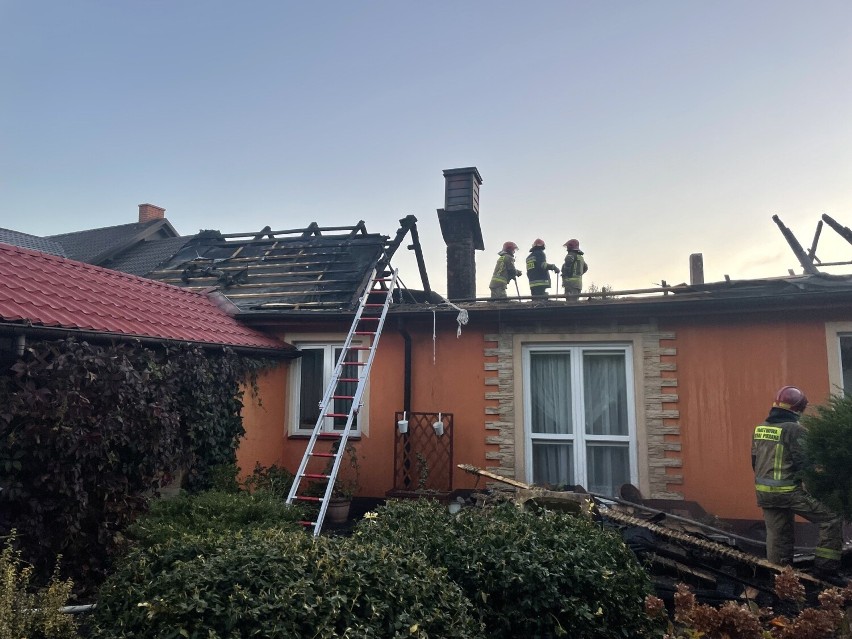Pożar domu na ulicy Iłżeckiej w Ostrowcu. Mieszkańcy zdołali w porę uciec. Akcja strażaków trwała kilka godzin. Zobacz zdjęcia