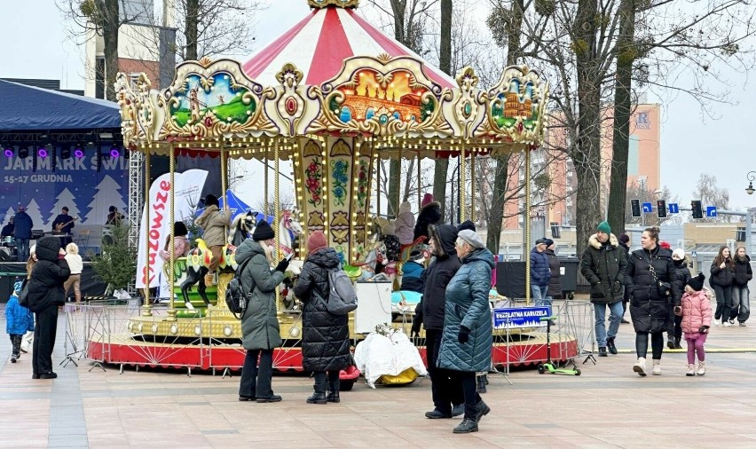 Trwa Jarmark Świąteczny w Radomiu. W sobotę na Placu Jagiellońskim było sporo osób. Zobacz zdjęcia i wideo
