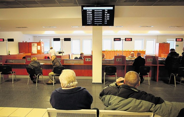 Wyświetlacze przy stanowiskach oraz telewizory informują o stanowisku, przy którym petent załatwi sprawę.