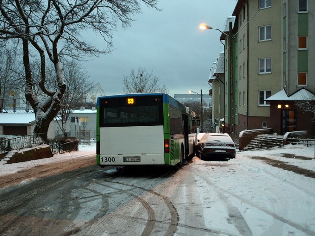 Około godz. 8:00 na ulicy Grzymińskiej autobus linii 59 podczas zjazdu po śliskiej, oblodzonej nawierzchni wpadł w poślizg uderzając lekko w zaparkowany przy krawężniku samochód.