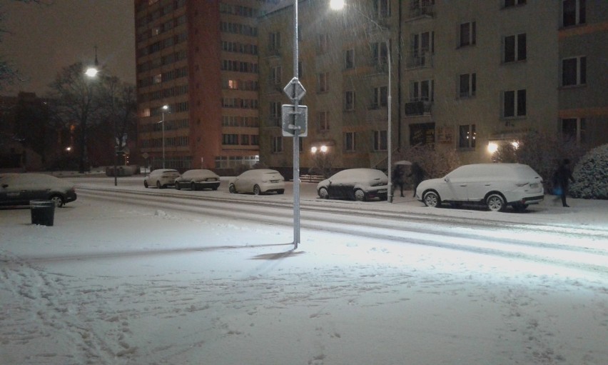 Zima zaskoczyła kierowców. Problemy komunikacyjne w Szczecinie i regionie 