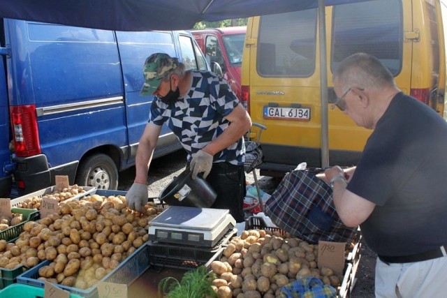 Na stoisku handlującego od dawna na inowrocławskim targowisku Tadeusza Paczkowskiego dominowały ziemniaki odmiany denar