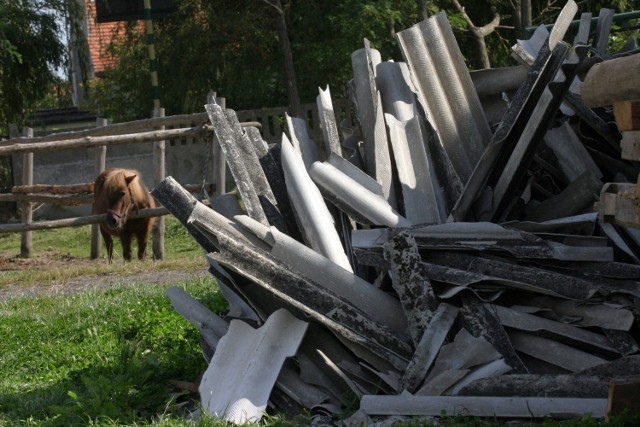 Dofinansowanie obejmuje demontaż, transport oraz utylizację tych wyrobów.